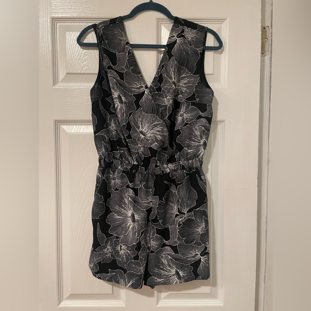 Loft outlet small petite romper. Black and white floral sleeveless EUC. M - Picture 3 of 5